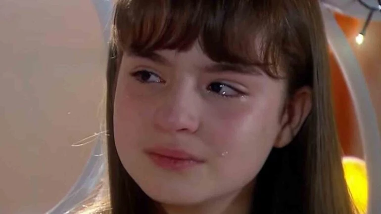 Aos 16 anos, Sophia Valverde faz cirurgia para retirar nódulo no seio