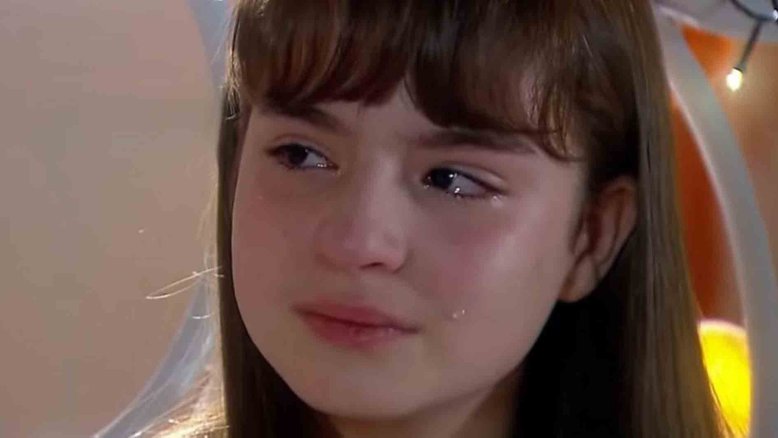 Aos 16 anos, Sophia Valverde faz cirurgia para retirar nódulo no seio