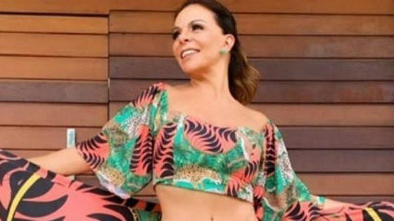 Aos 56 anos, Sula Miranda esbanja boa forma em clique de biquíni