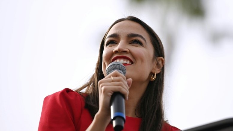 Democrata Alexandria Ocasio-Cortez é reeleita com folga nos Estados Unidos