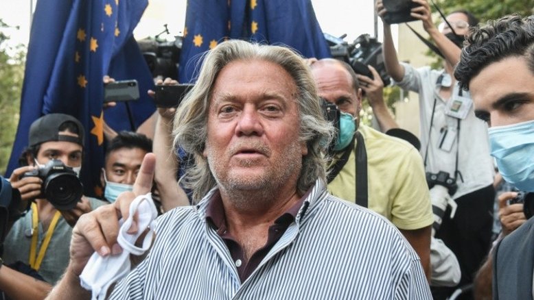 Por incentivar assassinatos, Twitter e YouTube vetam conteúdos de Steve Bannon, ex-assessor de Trump