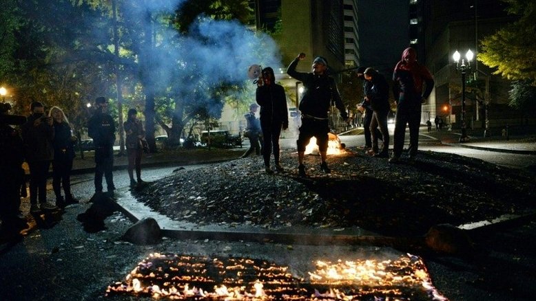 Manifestantes queimam bandeiras em Portland em tensa noite eleitoral