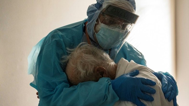 Foto de médico confortando idoso com covid no Texas viraliza