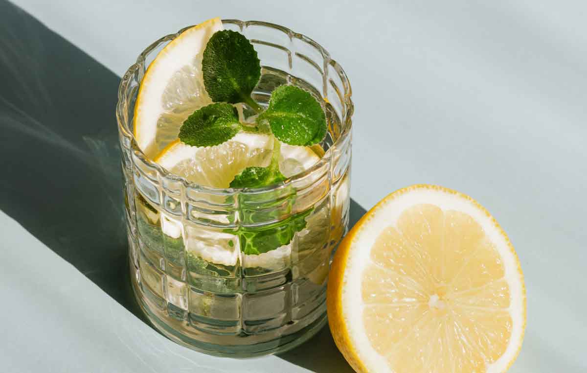 Água com limão ajuda a emagrecer