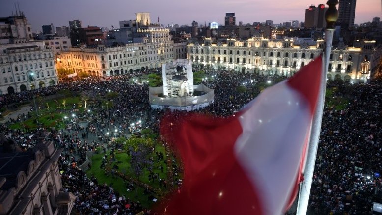Milhares de peruanos protestam contra novo presidente Merino
