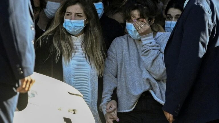 "Vou te amar e defender por toda a minha vida", diz filha de Maradona em despedida do pai