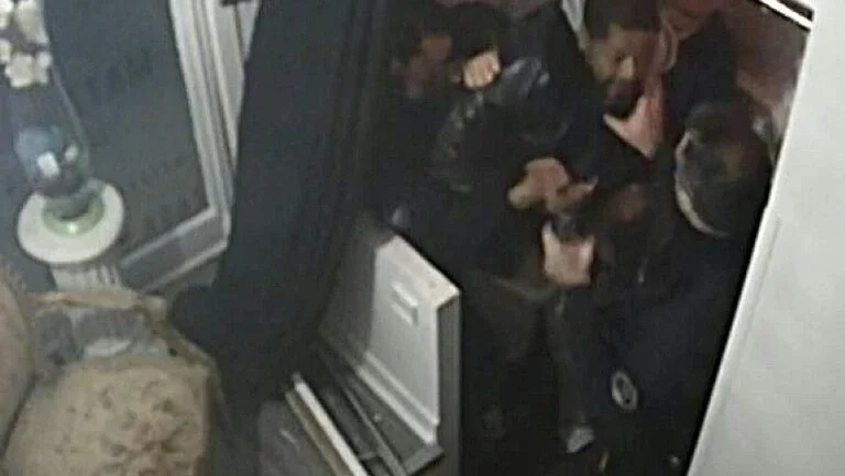 Policiais franceses comparecem à justiça por espancamento de homem negro