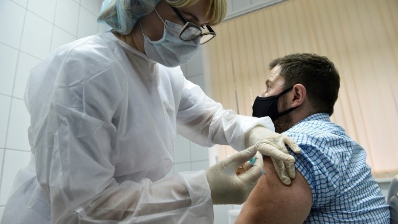 Vacina russa tem eficácia de 95% após 2ª dose, diz estudo inicial