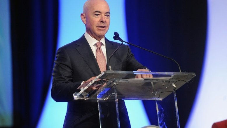 Alejandro Mayorkas, um imigrante cubano eleito por Biden para chefiar o DHS