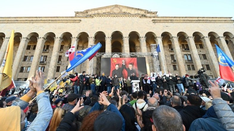 Polícia da Geórgia usa canhões de água e gás lacrimogêneo contra manifestantes