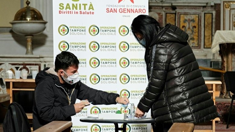 Em Nápoles, costume do 'café pendente' se estende aos testes de covid