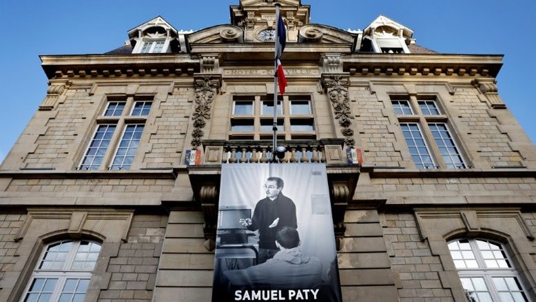 Ameaças e apologia ao terrorismo proliferam na França após assassinato de professor