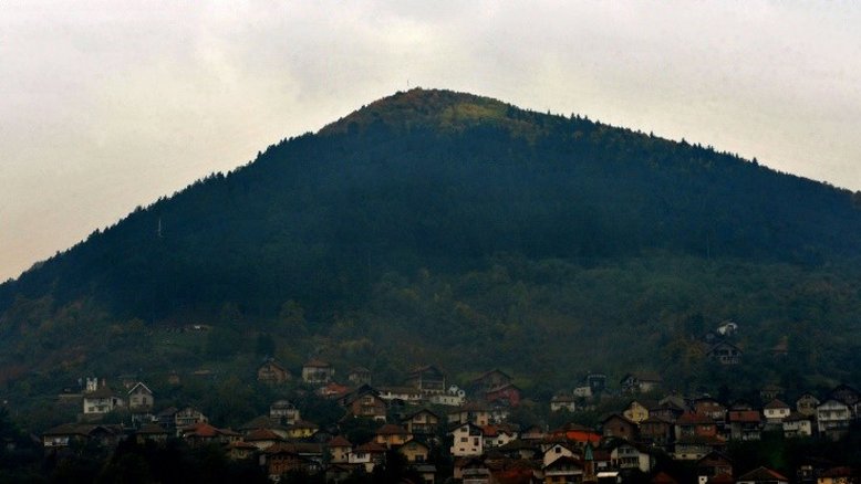 Na Bósnia, polêmica pirâmide atrai Djokovic e amantes de energias misteriosas
