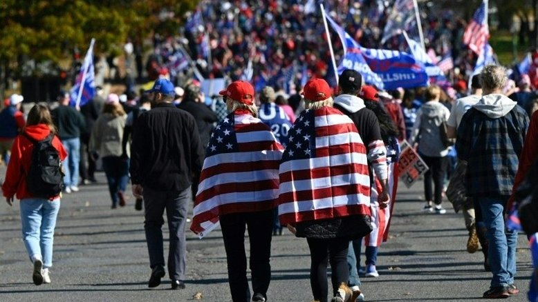 Milhares de apoiadores de Trump travam último combate por 'amor' ao presidente