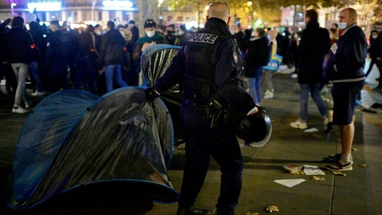 Indignação na França por polêmico desmantelamento de acampamento de migrantes