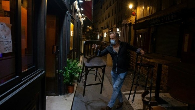 Contra o coronavírus, Gales proíbe venda de álcool em bares e restaurantes