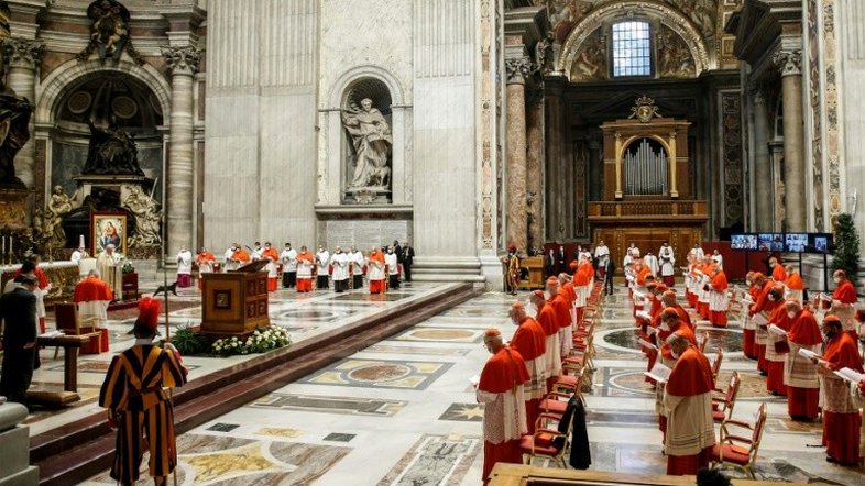Papa adverte novos cardeais sobre a tentação de sentir-se uma "eminência"