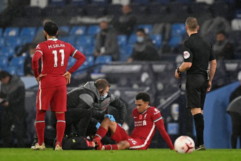 Guardiola lamenta lesão de Aguero em jogo do Manchester City e