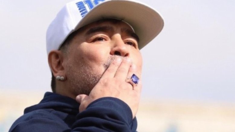 Foto de Maradona em hospital gera polêmica entre médico e familiares do craque