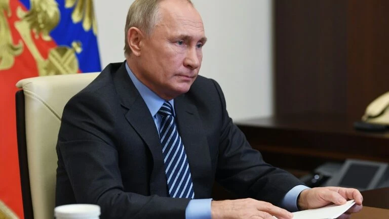 Putin pede aos BRICS uma produção em larga escala de vacinas russas contra covid-19