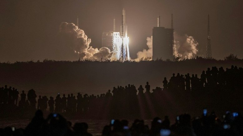 China lança sonda para coletar amostras da Lua