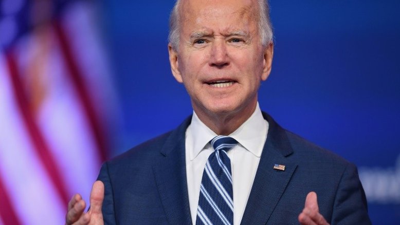 Biden divulga plano econômico e ataca Trump por barrar transição
