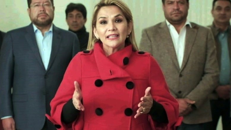 'Convívio democrático avançou na Bolívia', diz presidente interina em última mensagem