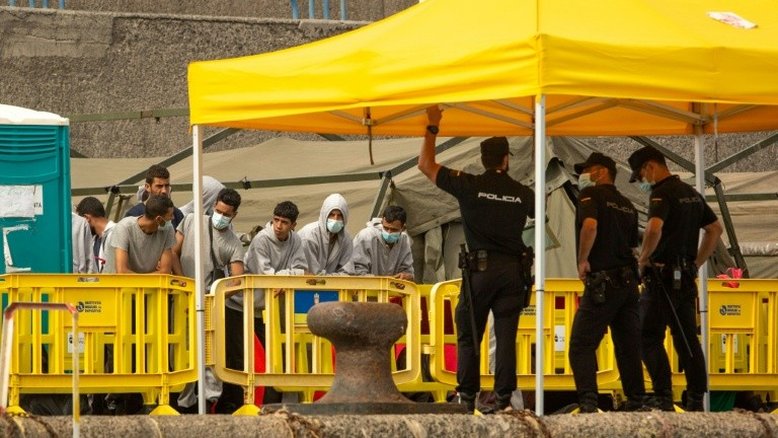 Anistia e HRW denunciam saturação no acolhimento a migrantes nas Canárias