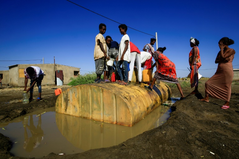 Um campo insalubre no Sudão, ou Tigré em guerra: o dilema dos refugiados