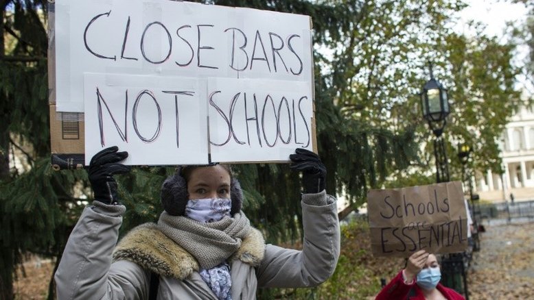 Nova York reabrirá escolas fundamentais em dezembro, apesar do avanço da pandemia