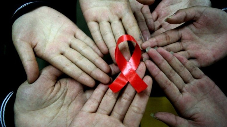 Governo suspende exames de HIV, aids e hepatites virais no SUS