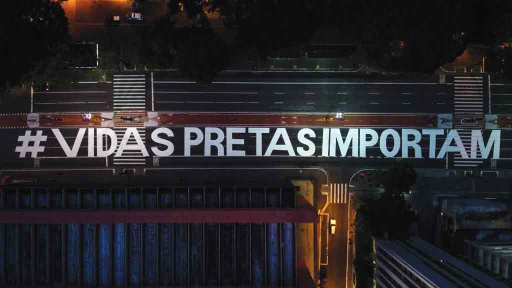 INDIGNAÇÃO Frase escrita em frente ao MASP, na Avenida Paulista, em protesto contra o assassinato de Beto Freitas: racismo e morte cruel