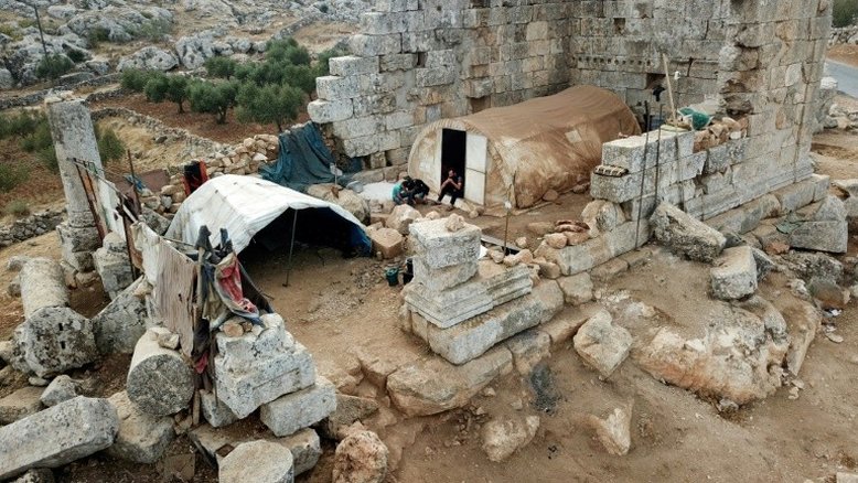 Refugiados do conflito sírio vivem nas ruínas de um templo romano