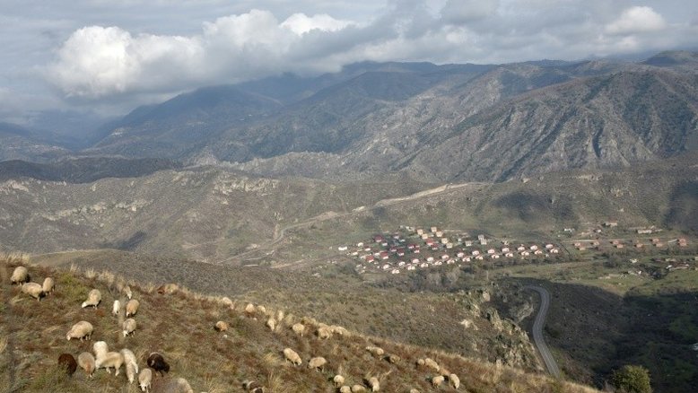 Azerbaijão entra em Lachin, terceiro distrito devolvido pela Armênia próximo a Nagorno Karabakh