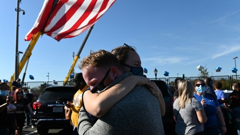 Família Biden e seus eleitores comemoram na sede eleitoral