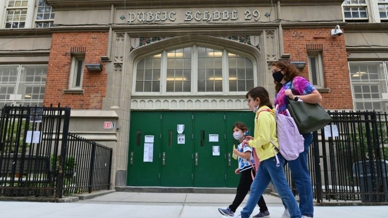 EUA supera as 250.000 mortes pela Covid-19; Nova York fecha escolas