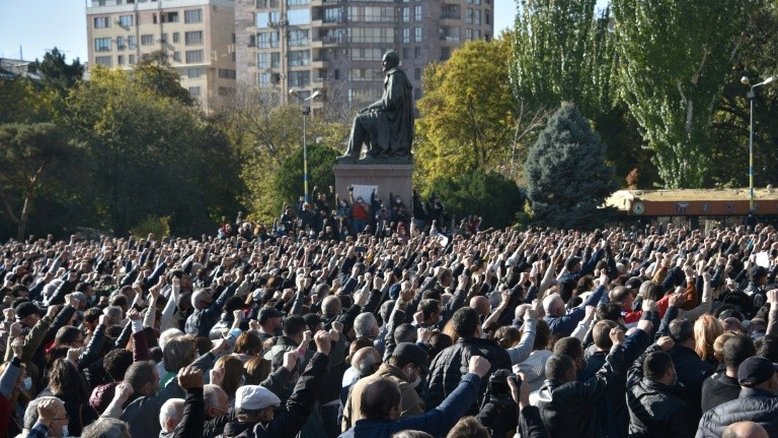 Milhares de manifestantes na Armênia contra acordo de paz em Nagorno Karabakh