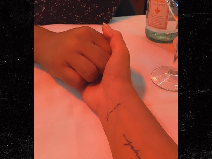 Chrissy Teigen homenageia filho morto com tatuagem