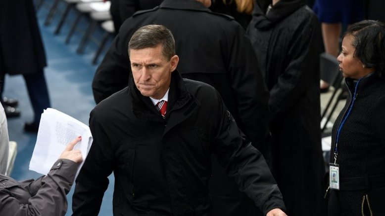 Trump indulta ex-assessor que mentiu para o FBI sobre contatos na Rússia