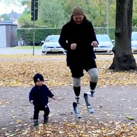 Homem com pés amputados por tumor comemora correr com o filho pela primeira vez 4 Homem com pés amputados por tumor comemora correr com o filho pela primeira vez