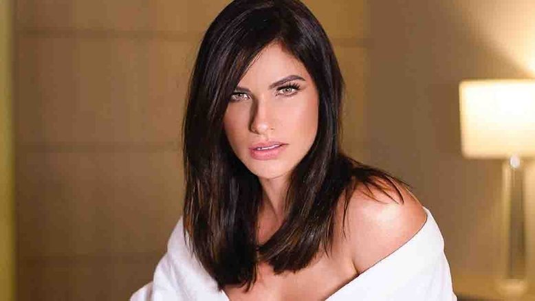 Andressa Suita posa com os filhos se divertindo em piscina