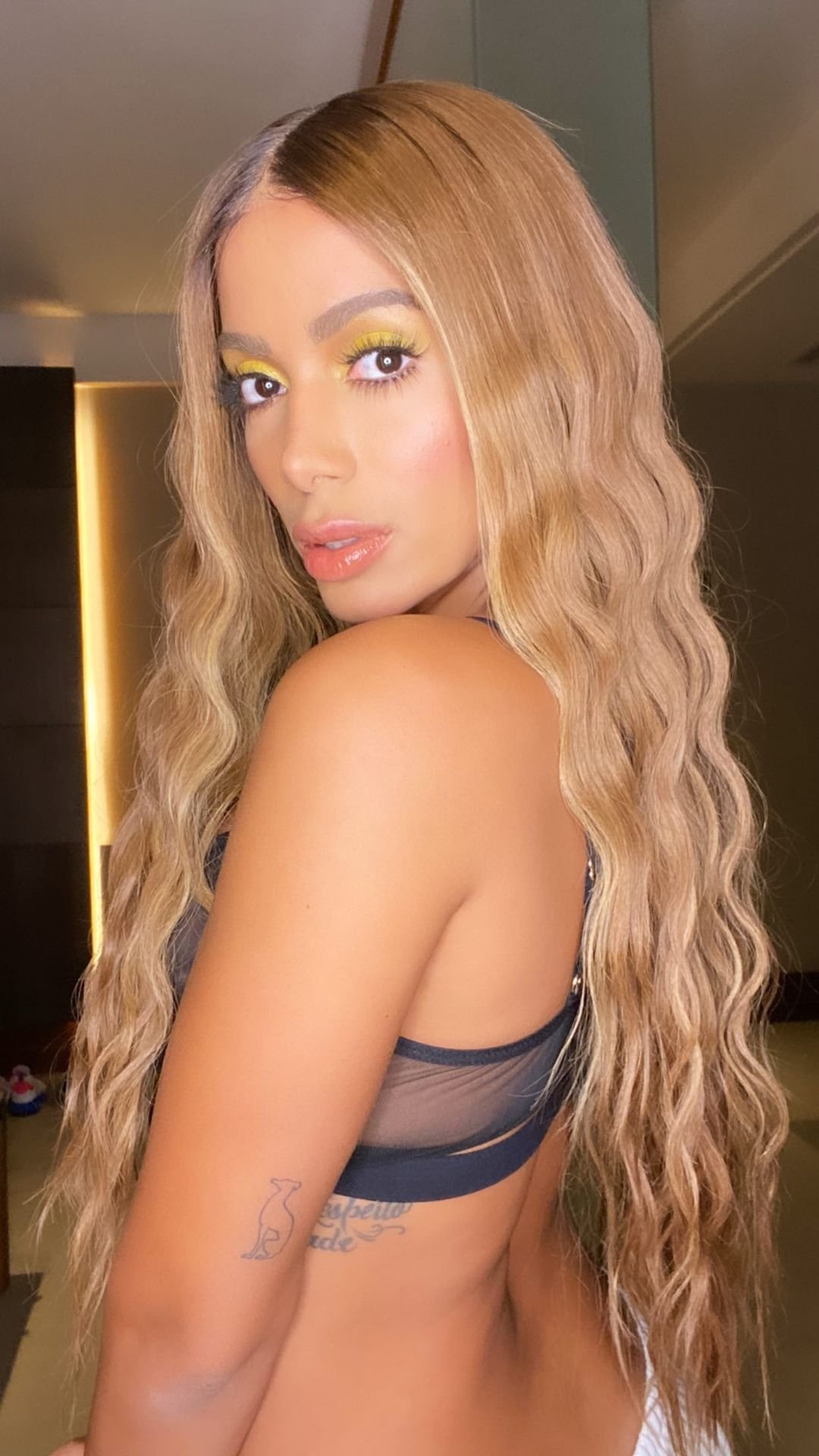 Após 'se desmontar', Anitta brinca: "Toma susto, não" 4 Após 'se desmontar', Anitta brinca: "Toma susto, não"
