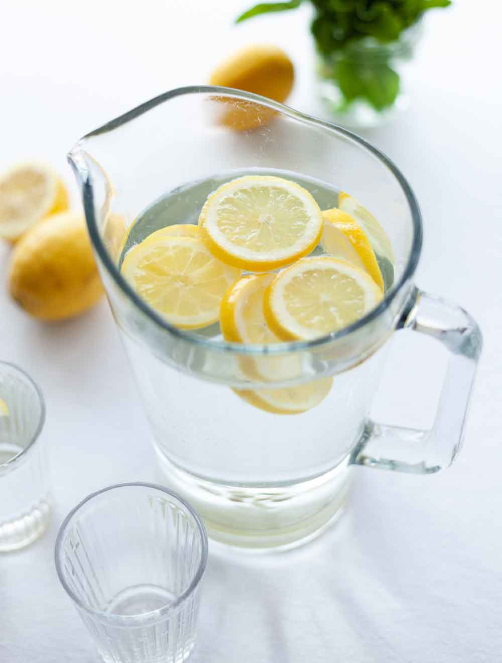 Água com limão ajuda a emagrecer