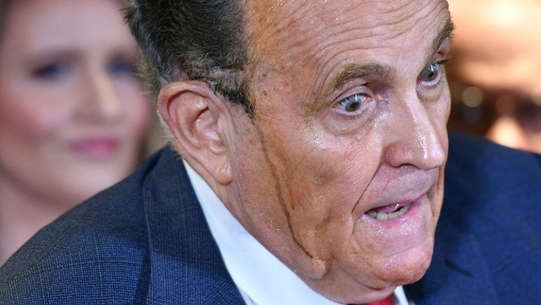 Giuliani, 'prefeito dos EUA' ofuscado pelas teorias da conspiração