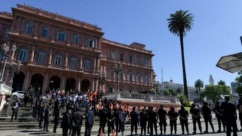 Cortejo fúnebre de Maradona sai da Casa Rosada para o cemitério
