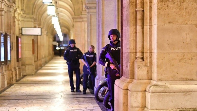 Tiroteio perto de sinagoga em Viena deixa vários feridos (imprensa)