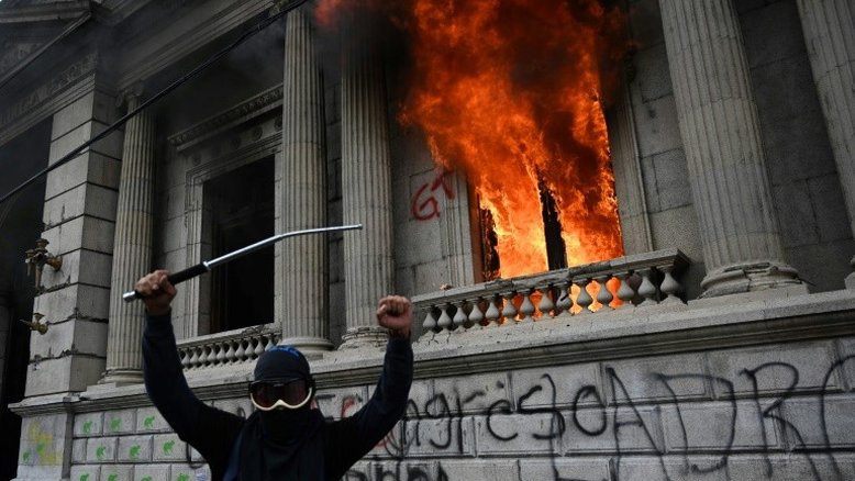 Fartos de tanto 'abuso', guatemaltecos queimam a sede do Congresso