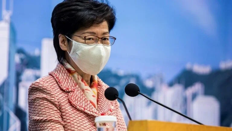 Chefe do Executivo de Hong Kong, alvo de sanções dos EUA, não tem conta bancária
