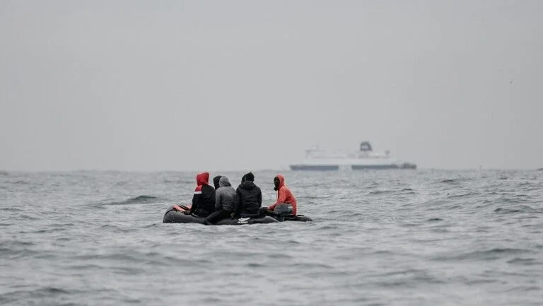 Autoridades resgatam 45 migrantes no Canal da Mancha