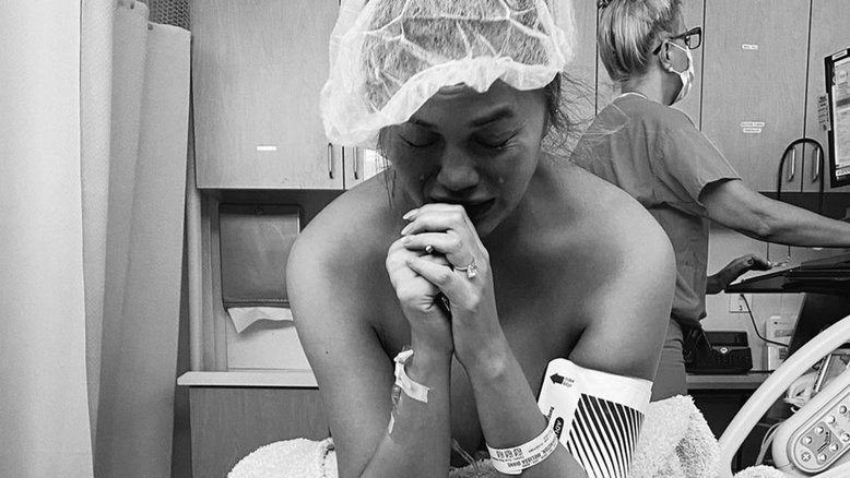Chrissy Teigen homenageia filho morto com tatuagem